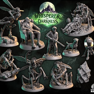 Puede incluir: Colección de figuras en miniatura grises detalladas de "The Whisperer in Darkness". El conjunto incluye una figura sentada, un cazador con una escopeta, criaturas insectoides, un perro y una lámpara. Las figuras están sobre bases individuales, con un fondo oscuro.