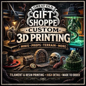Peut inclure: Publicité pour un service d'impression 3D, présentant des figurines miniatures, des éléments de terrain et des accessoires. Le texte indique "Great Old Gift Shoppe Custom 3D Printing" avec des détails sur l'impression de filaments et de résine. L'image présente divers objets imprimés.