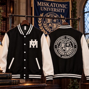 Puede incluir: Una chaqueta universitaria negra y blanca con un monograma MU blanco en el pecho izquierdo y un gran emblema circular de Miskatonic University Arkham Massachusetts en la espalda, con cuello, puños y dobladillo de canalé a rayas.