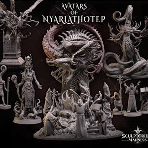 Puede incluir: Una colección de esculturas en miniatura grises y detalladas que representan varias figuras y criaturas. La imagen incluye el texto "AVATARS OF NYARLATHOTEP" y "SCULPTORIUM MADNESS". Las esculturas presentan diseños intrincados, probablemente para juegos de mesa o coleccionismo.