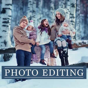 Pode incluir: Uma família de cinco posa ao ar livre em uma cena de inverno nevada. Eles estão vestidos com roupas quentes de inverno, incluindo chapéus, cachecóis e casacos. O texto "PHOTO EDITING" é exibido em uma faixa na parte inferior da imagem.