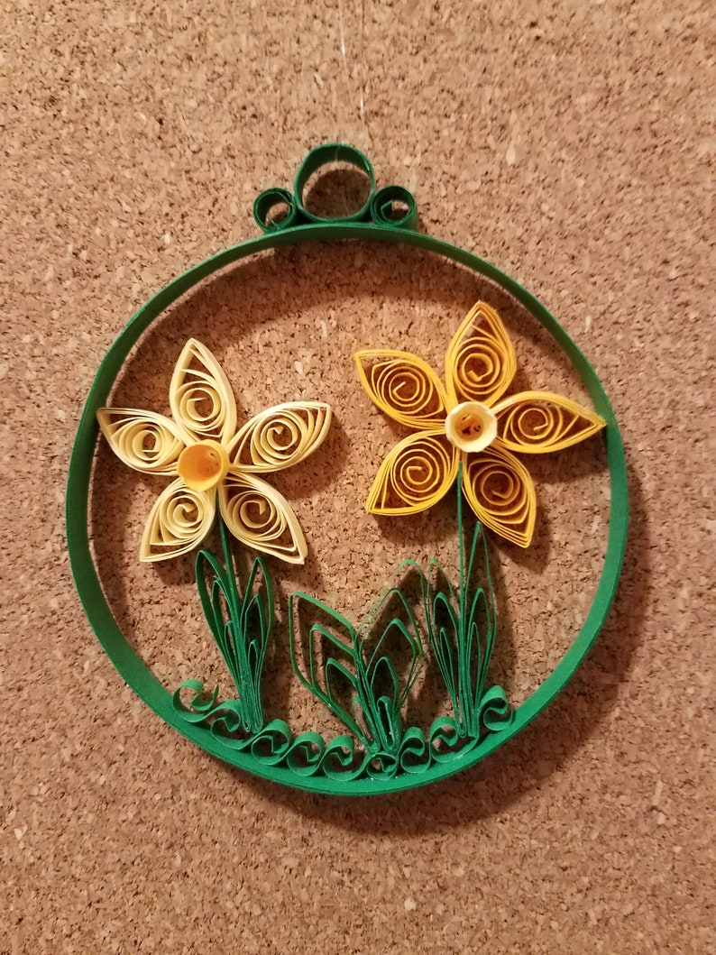 Quilled Daffodils in Round Design