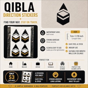 Op de afbeelding: Een vel met vier Qibla-richtingsstickers in een doorzichtige plastic hoes. Elke sticker bevat een zwart Kaaba-pictogram met een gouden streep en een zwarte pijl die naar boven wijst. Het vel bevat tekstdetails, een maataanduiding van 7 cm en iconen voor thuis, moskee, kantoor, school en hotel.