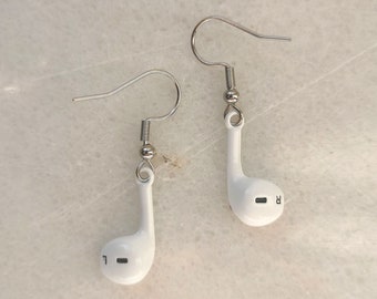 Boucles d'oreilles airpods pour écouteurs, bijoux de musique pour casque, cadeau de musicien de groupe de chanteurs, charme de marée de musique de pomme spotify, accessoires d'oreille funky alt