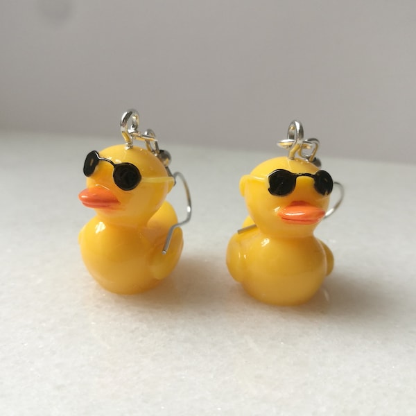 Rubber duck earrings, ducks with sunglasses, fun kawaii girl summer jewelry, funny lady duck charm, top secret FBI CIA duck lustige ohrringe