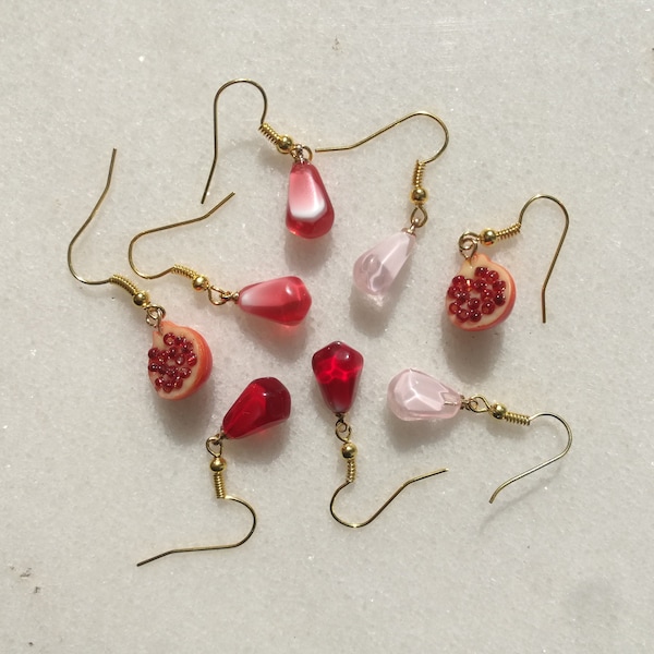 Boucles d’oreilles perséphone à la grenade, bijoux fantaisie de la mythologie grecque, charme de graines de fruits blancs rose rouge, cadeau d’Hadès de l’Olympe romain