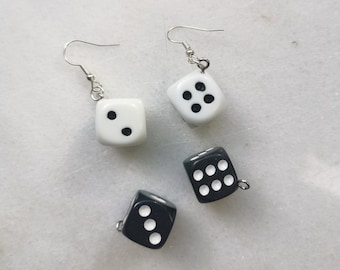 Boucles d’oreilles pendantes de dés chanceux, look de casino de jeu de Las Vegas, bijoux faits à la main drôles de cube, thème géométrique noir et blanc, boucles d’oreilles de fortune