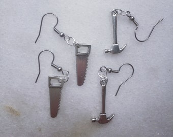 Boucles d'oreilles marteau et scie, bijoux de mécanicien de boîte à outils en argent bricolage, breloque de scie à main, boiseries de cadeau de jardinier, boucles d'oreilles d'horreur punk, pendentif marteau