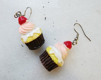 Erdbeer-Cupcake-Feenkuchen-Ohrringe, Geburtstags-Muffin-Anhänger, Schokoladen-Dessert-Schmuck, Vanille-Creme-Cupcake, Eis-Frosting-Dekoration
