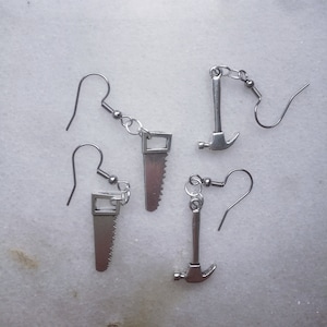 Hammer- und Säge-Ohrringe, DIY-Silber-Werkzeugkasten-Mechaniker-Schmuck, Handsäge-Anhänger, Gärtner-Geschenk, Holzarbeiten, Punk-Horror-Ohrringe, Hammer-Anhänger