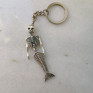 Skeleton skull mermaid tail keychain, skull, bones and fish tail charm, silver funny keyring gift for gothic, horror or ocean beach lovers imagen 1
