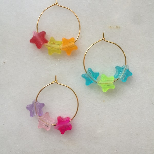 Small stars hoops, tiny aesthetic gold hoop with colorful stars charms, indie style hoops, cute and minimalist jewelry, aretes boho ohrringe