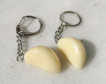 Garlic lover gift keychain, garlic clove aioli keyring, mediterranean super food charm, vampire hunter retro jewelry, needs more garlic bulb