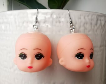 Boucles d’oreilles effrayantes tête de poupée, costume de poupée rétro vintage, bijoux emo girl bizarres, boucles d’oreilles punk pastel yami kawaii, charme d’horreur tête de bébé