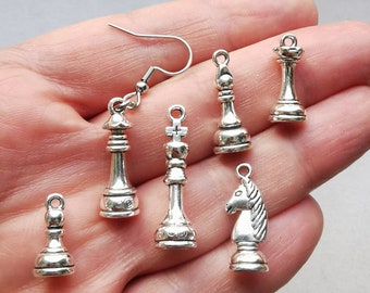 Ensemble de boucles d'oreilles de pièces d'échecs, mat de luxe en métal moderne Pawn Knight Bishop Rook Queen & King, cadeau amusant pour les amateurs de jeux de société, la famille principale