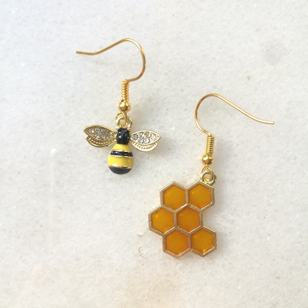 Bee & honeycomb earrings, amber crystal transparent honey charms, hexagon minimalist aesthetic simple jewelry, olivia aretes ohrringe boho