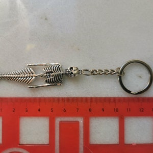 Skeleton skull mermaid tail keychain, skull, bones and fish tail charm, silver funny keyring gift for gothic, horror or ocean beach lovers imagen 5