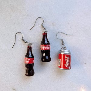 Kolczyki w kształcie butelki Coca-Coli, miniaturowa butelka dietetycznej coli wiśniowej, biżuteria Coca-Coli, brak Pepsi, brak Fanty, brak Pepper, brak Sprite&#39;a, prezent w postaci napoju gazowanego