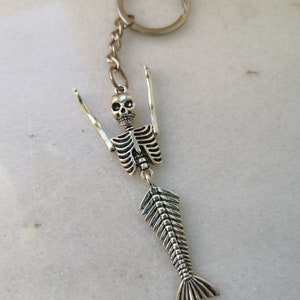 Skeleton skull mermaid tail keychain, skull, bones and fish tail charm, silver funny keyring gift for gothic, horror or ocean beach lovers imagen 3