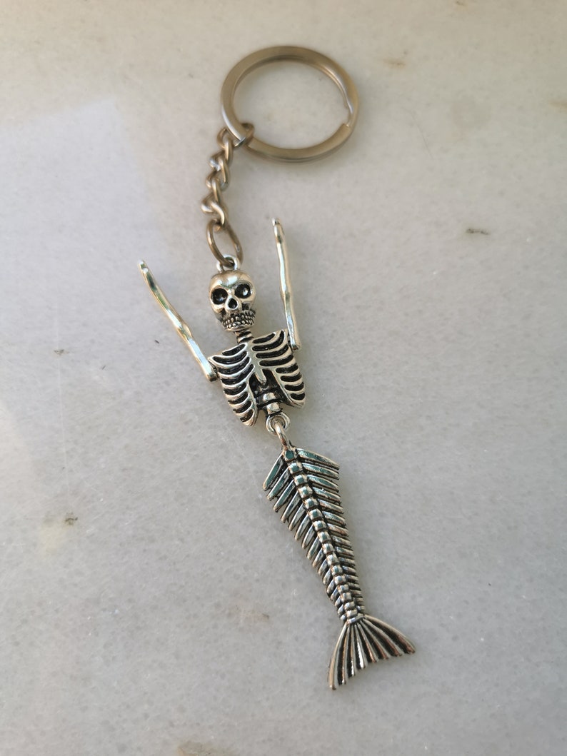 Skeleton skull mermaid tail keychain, skull, bones and fish tail charm, silver funny keyring gift for gothic, horror or ocean beach lovers imagen 3