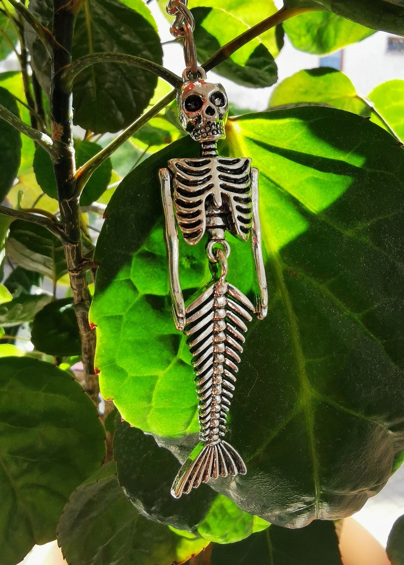 Skeleton skull mermaid tail keychain, skull, bones and fish tail charm, silver funny keyring gift for gothic, horror or ocean beach lovers imagen 4