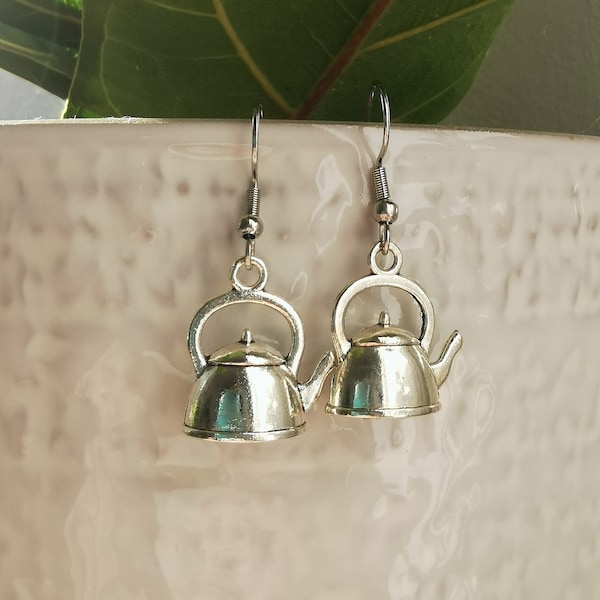 Boucles d’oreilles de thé de théière de bouilloire, cadeau d’amoureux de partie d’heure de thé, boucles d’oreilles argentées de goutte de thé, charme de boisson de thé au lait, tasse de thé de petit déjeuner anglais, plaisir de café