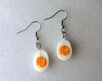 Boucles d'oreilles œuf amusantes, boucles d'oreilles printanières, cadeau pour les amateurs d'œufs durs ou au plat, bijoux jaune et blanc d'œuf, idée cadeau gourmand, cadeau de Pâques