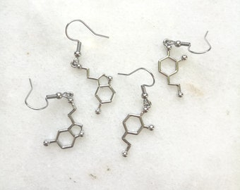 Boucles d’oreilles de biologie de chimie, boucles d’oreilles de caféine de science de sérotonine de dopamine, rupture de mauvaise molécule, cadeau de graduation d’étudiant ringard, ADN de laboratoire médical