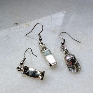 Boucles d'oreilles en forme de bouchon de planche de skate, cadeau pour skateuse, bijoux mini rebelles sur le thème du skate, tenue de skateuse, breloque amusante sur le thème du skate, art du skate