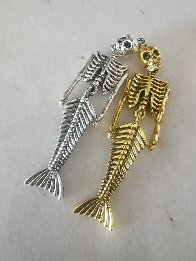 Skeleton skull mermaid tail keychain, skull, bones and fish tail charm, silver funny keyring gift for gothic, horror or ocean beach lovers imagen 10
