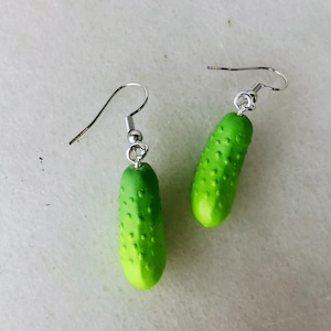 Gurkenohrringe, Gurkenschmuck, Geschenkidee mit Gurkenmotiv, cooler Dill-Ohrring, saure Gewürzgurken-Ohrringe, Anhänger für Pflanzenliebhaber, Cornichon-Kostüm