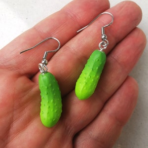 Orecchini con cetriolini sottaceto, ciondolo regalo con cetriolo, orecchini biologici con cetriolini sottaceto, gioielli positivi, costume da cetriolino sottaceto, tzatziki divertente e divertente