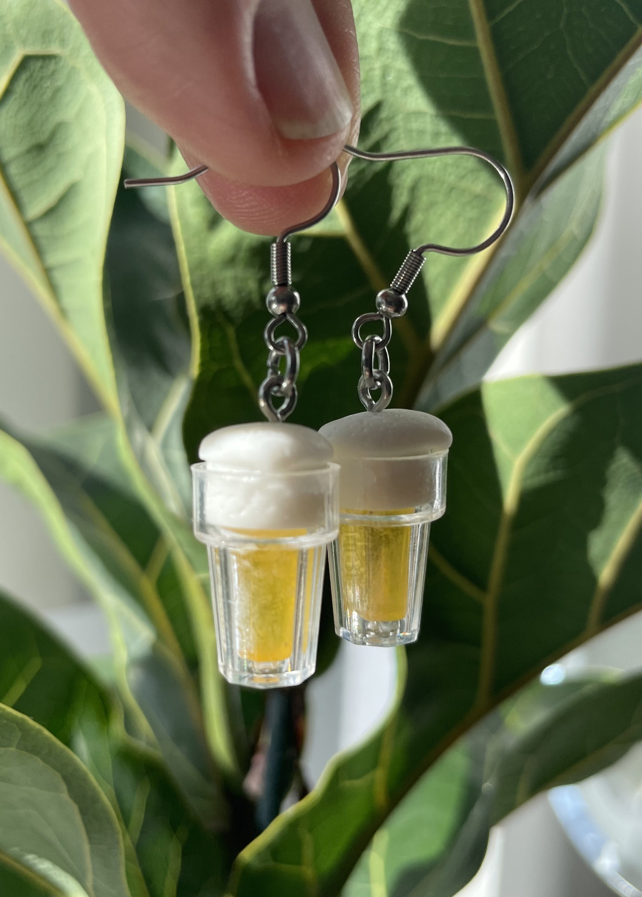 Mini orecchini a forma di boccale di birra: gioielli in ceramica