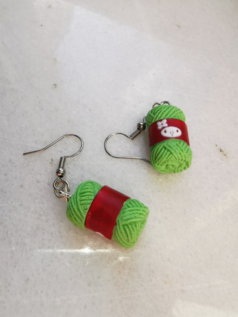 Boucles d'oreilles à tricoter en fil de crochet, modèle de bijoux à coudre, cadeau pour les amateurs d'artisanat, breloques en résine d'aiguille à tricoter, perles de laine de fil de boule colorées image 4