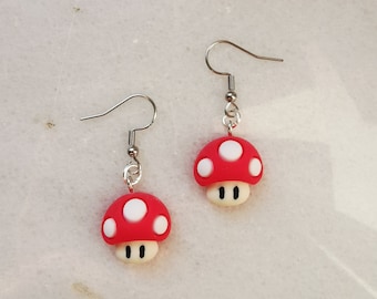 Lire les boucles d'oreilles champignon toadstool, charme de champignon mario magique super puissant, bijoux de forêt de champignons amanita muscaria, boucles d'oreilles fairycore présentes