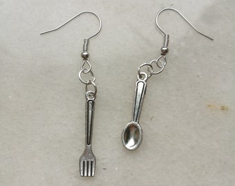 Boucles d’oreilles Fork & Spoon, couverts sur mesure, bijoux originaux pour les gourmands, boucles d’oreilles d’ustensiles de chefs, cadeau amusant unique, alternative gothique indépendante