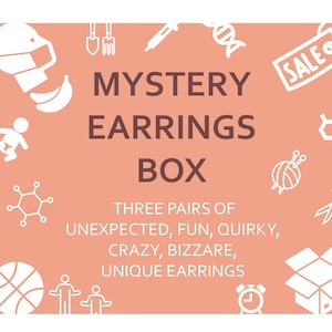 Könnte beinhalten: Ein korallenfarbener Grafik mit dem Text "MYSTERY EARRINGS BOX" und den Worten "THREE PAIRS OF UNEXPECTED, FUN, QUIRKY, CRAZY, BIZZARE, UNIQUE EARRINGS." Weiße Illustrationen verschiedener Objekte umgeben den Text.