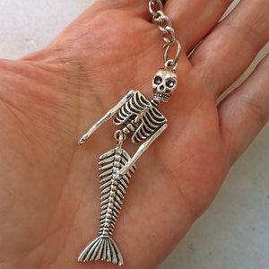 Skeleton skull mermaid tail keychain, skull, bones and fish tail charm, silver funny keyring gift for gothic, horror or ocean beach lovers imagen 2