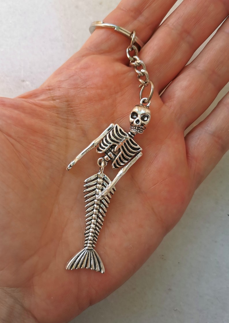 Skeleton skull mermaid tail keychain, skull, bones and fish tail charm, silver funny keyring gift for gothic, horror or ocean beach lovers imagen 2