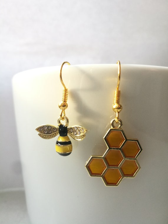 Bee & honeycomb earrings, amber crystal transparent honey charms, hexagon minimalist aesthetic simple jewelry, olivia aretes ohrringe boho