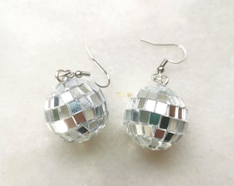 Boucles d’oreilles de carnaval de boule disco, boucles d’oreilles de costume de fête des années 70 et 80, bijoux abba d’amour de danse rétro, charme brillant de boule de verre miroir, boucles d’oreilles chics