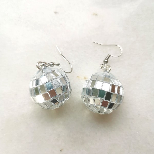 Boucles d’oreilles de carnaval de boule disco, boucles d’oreilles de costume de fête des années 70 et 80, bijoux abba d’amour de danse rétro, charme brillant de boule de verre miroir, boucles d’oreilles chics