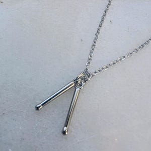 Drumstick ketting, cadeau voor drummermeisje, zilveren drumstickset, cadeau voor vrouwelijke drummer, drumsticksieraden, rockcharme voor percussieliefhebber