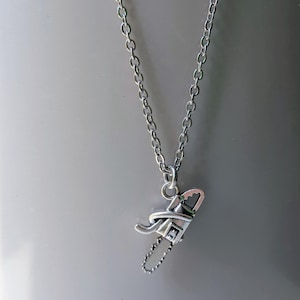 Collana con mini motosega, ciondolo ispirato all'horror, piccolo ciondolo a forma di motosega in argento, gioielli slasher, regalo di Halloween, costume cosplay texano