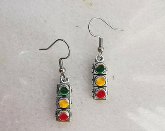 Boucles d’oreilles de feux de circulation, cadeau de voiture neuve, charme de limite de vitesse stop soupir, cadeau de chauffeur de camion de bus, boucles d’oreilles de panneau routier, ensemble de bijoux pour amoureux du moteur