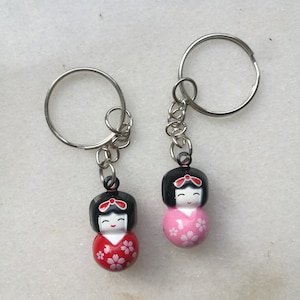 Japanischer Puppen-Schlüsselanhänger, Kokeshi-Puppenglocke, süße Sakura-Mädchenglocke, Glücks-Feng-Shui-Rotseil-Anime-Manga-Liebes-Schlüsselanhänger, rot-rosa Geisha-Anhänger