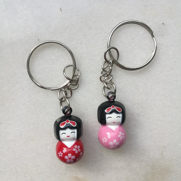 Porte-clés de poupée japonaise, cloche de poupée kokeshi, jolie cloche de fille de sakura, porte-clés porte-clés d'amour de manga d'anime de corde rouge de feng shui porte-bonheur, charme de geisha rose rouge