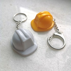 Mini-sleutelhanger voor bouwvakker, bouwhelm, miniatuur-sleutelhanger voor helm, sleutelhanger voor veilig werken, cadeau voor bouwvakker in de vorm van een voorman