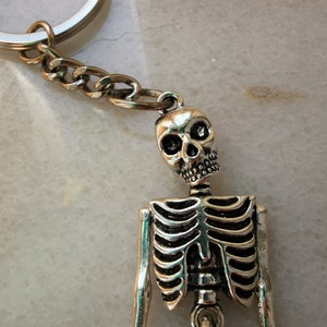 Skeleton skull mermaid tail keychain, skull, bones and fish tail charm, silver funny keyring gift for gothic, horror or ocean beach lovers imagen 7