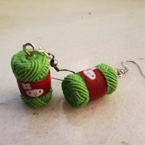 Boucles d'oreilles à tricoter en fil de crochet, modèle de bijoux à coudre, cadeau pour les amateurs d'artisanat, breloques en résine d'aiguille à tricoter, perles de laine de fil de boule colorées image 2